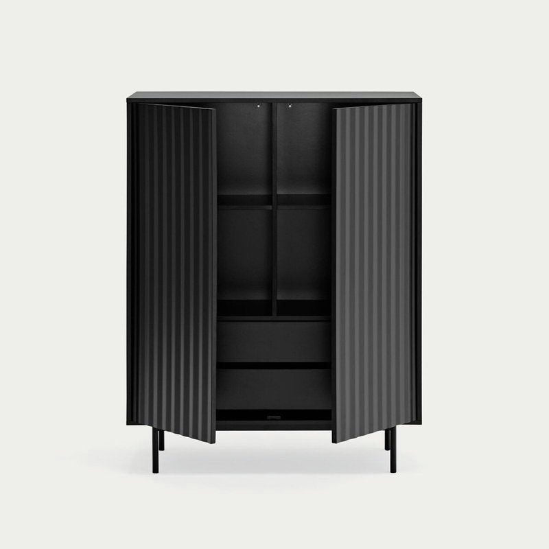 El Aparador pequeño en DM lacado Sierra 2P4C es un mueble negro con textura acanalada y diseño minimalista. Se abre para revelar dos estantes y dos cajones, lo que proporciona un almacenamiento práctico para cualquier necesidad de mueble auxiliar.