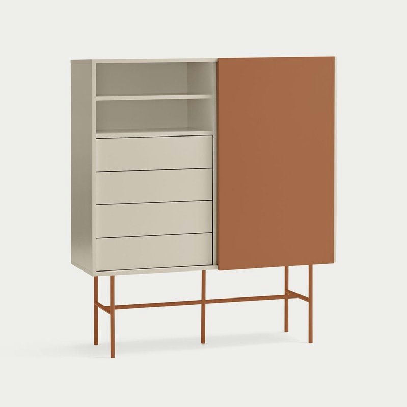 El Aparador con Puerta Corredera y Cajones Nube 1P4C es un mueble auxiliar minimalista con una puerta corrediza marrón del lado derecho que revela estantes y cuatro cajones blancos, todo sobre un marco delgado con patas.