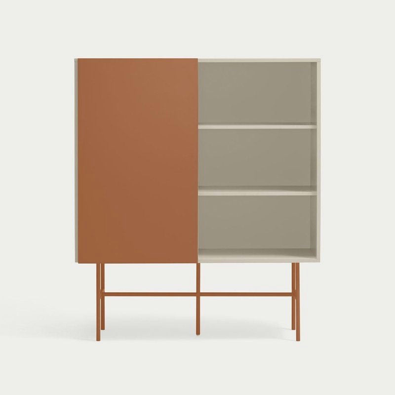 El Aparador con Puerta Corredera y Cajones Nube 1P4C es un mueble auxiliar minimalista con una puerta marrón a la izquierda, estantes abiertos de color beige a la derecha y patas delgadas de color marrón. Su diseño elegante incluye una moderna puerta corredera para una funcionalidad sin esfuerzo.