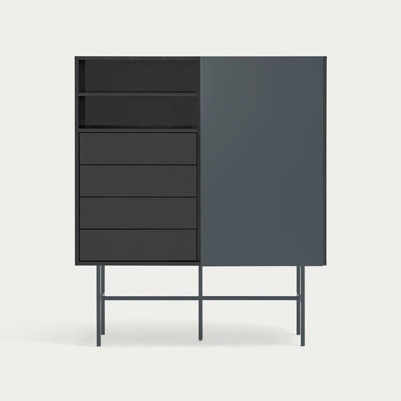 El Aparador con Puerta Corredera y Cajones Nube 1P4C es un mueble minimalista negro con un estante abierto, cuatro cajones y una puerta corredera sobre patas de metal, que se alza elegantemente como un mueble auxiliar sobre un fondo claro.