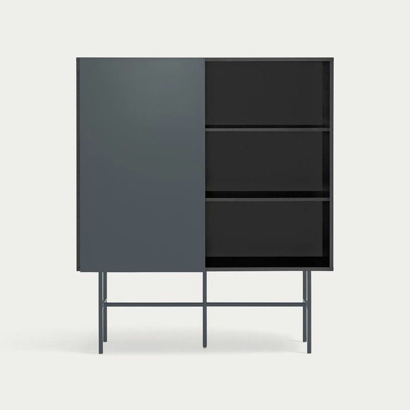 El Aparador con Puerta Corredera y Cajones Nube 1P4C presenta un diseño minimalista en gris oscuro con una puerta corrediza a la izquierda y tres estantes abiertos a la derecha. Se apoya sobre delgadas patas de metal, perfecto como mueble auxiliar para los entusiastas del minimalismo.