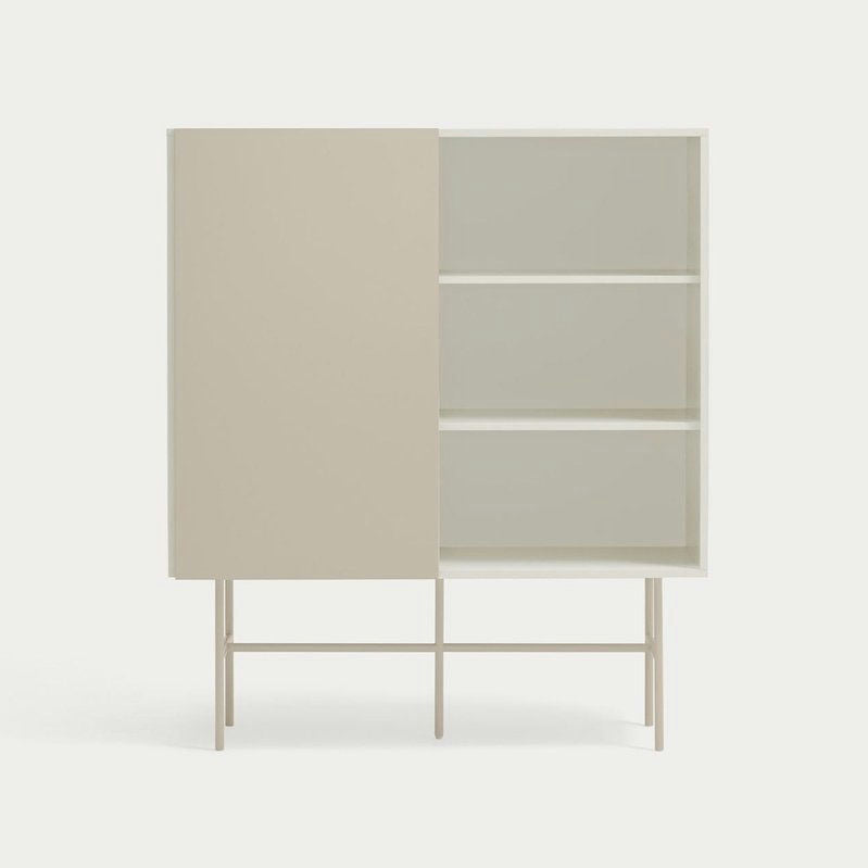 El Aparador con Puerta Corredera y Cajones Nube 1P4C es un mueble minimalista de color beige con una puerta corrediza a la izquierda, estantes abiertos a la derecha y se apoya elegantemente sobre patas delgadas.