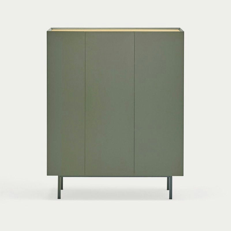 El Mueble Auxiliar con Puertas Arista 3P es un mueble minimalista de color verde fabricado en MDF lacado, que se apoya sobre cuatro patas sobre un fondo liso. Su elegante diseño geométrico con tres puertas aporta un toque elegante a cualquier espacio.