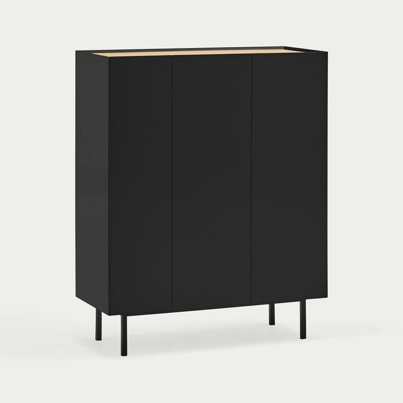 El Mueble Auxiliar con Puertas Arista 3P es un mueble negro minimalista de tres puertas y patas delgadas sobre un fondo claro, resaltado por su elegante diseño geométrico.