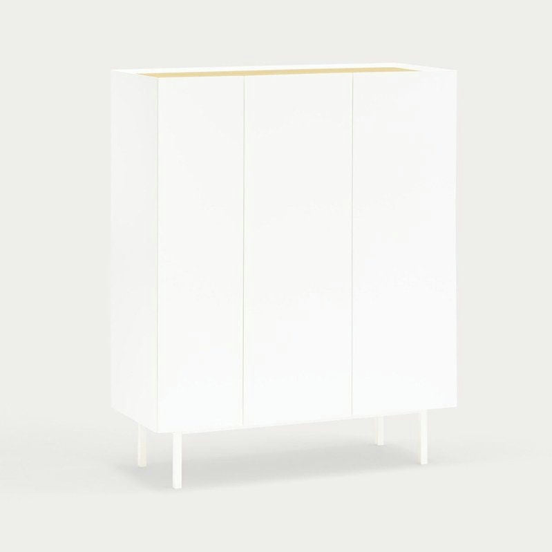 El Mueble Auxiliar con Puertas Arista 3P es un mueble blanco elegante fabricado en MDF lacado. Tiene tres puertas y cuatro patas, que se destaca elegantemente sobre un fondo liso con su sutil diseño geométrico, ofreciendo un encanto sofisticado a cualquier espacio.