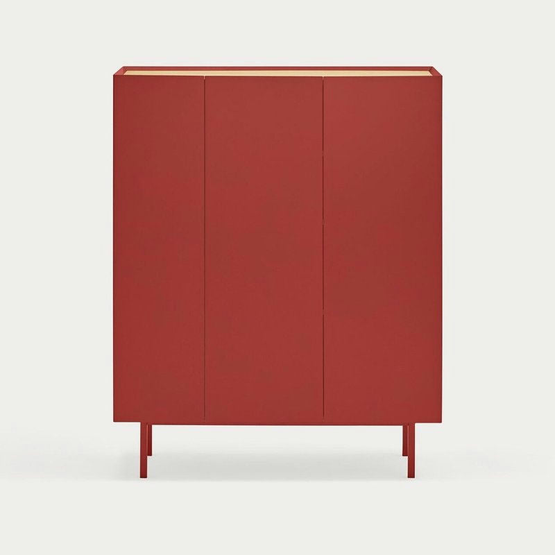 Mueble Auxiliar con Puertas Arista 3P es un mueble auxiliar vertical de color rojo con tres puertas, diseñado en MDF lacado para una estética minimalista.
