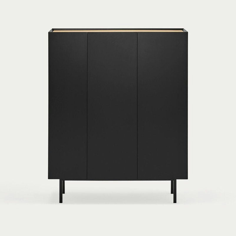 El Mueble Auxiliar con Puertas Arista 3P es un mueble alto de color negro de tres puertas que presenta delgadas patas de metal y elegantes acabados de MDF lacado sobre un fondo liso para darle un toque moderno.