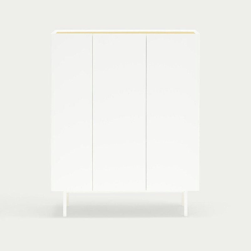 El Mueble Auxiliar con Puertas Arista 3P es un mueble blanco minimalista con tres puertas verticales y un elegante diseño geométrico que destaca elegantemente sobre un fondo gris claro. Combina la estética moderna con la funcionalidad.