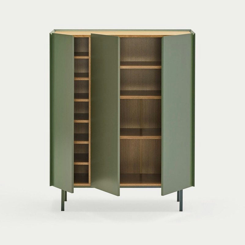 El Mueble Auxiliar con Puertas Arista 3P, en elegante MDF lacado, cuenta con tres puertas abiertas que dejan al descubierto múltiples estantes. Se apoya sobre cuatro patas sobre un fondo liso y presenta un sutil diseño geométrico que añade un toque moderno a cualquier espacio.