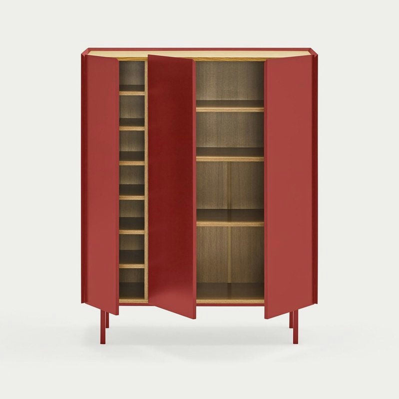 El Mueble Auxiliar con Puertas Arista 3P cuenta con tres puertas abiertas que dejan al descubierto estantes en un interior en tonos madera. Se apoya sobre patas cortas y su diseño geométrico añade un toque moderno a cualquier estancia.