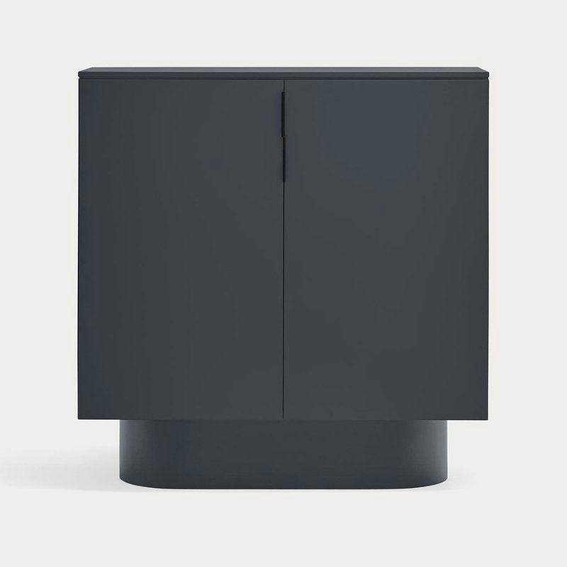 El aparador moderno con puertas Totem 2P ofrece un almacenamiento eficiente con un diseño minimalista en verde oscuro. Este elegante mueble, con un fondo gris claro, presenta líneas elegantes y dos puertas que le dan un aspecto elegante y funcional.