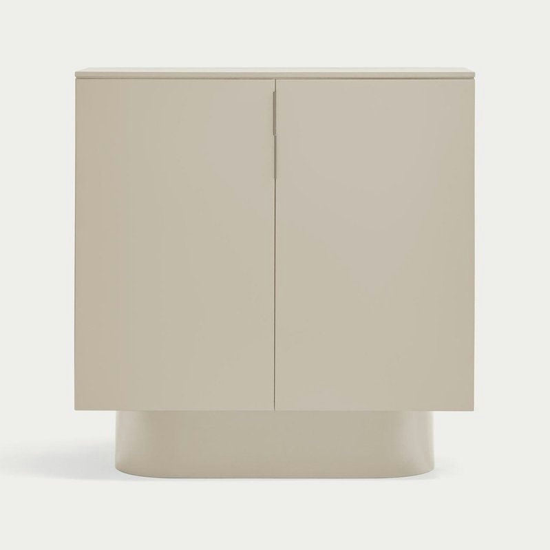 El aparador moderno con puertas Totem 2P es una combinación de minimalismo y funcionalidad, con dos puertas y una base elegante. Como aparador moderno, se destaca elegantemente sobre un fondo claro y ofrece un amplio espacio de almacenaje.