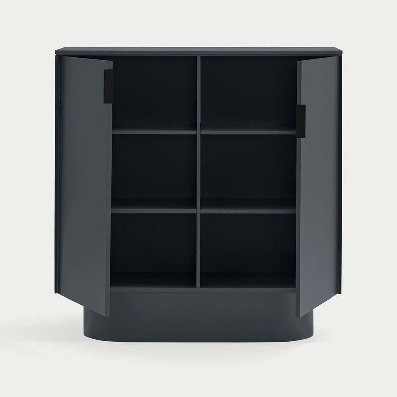 El Aparador moderno con Puertas Totem 2P viene en un elegante tono gris oscuro. Al abrir sus puertas, revela seis estantes vacíos. Su diseño minimalista destaca sobre cualquier fondo claro.