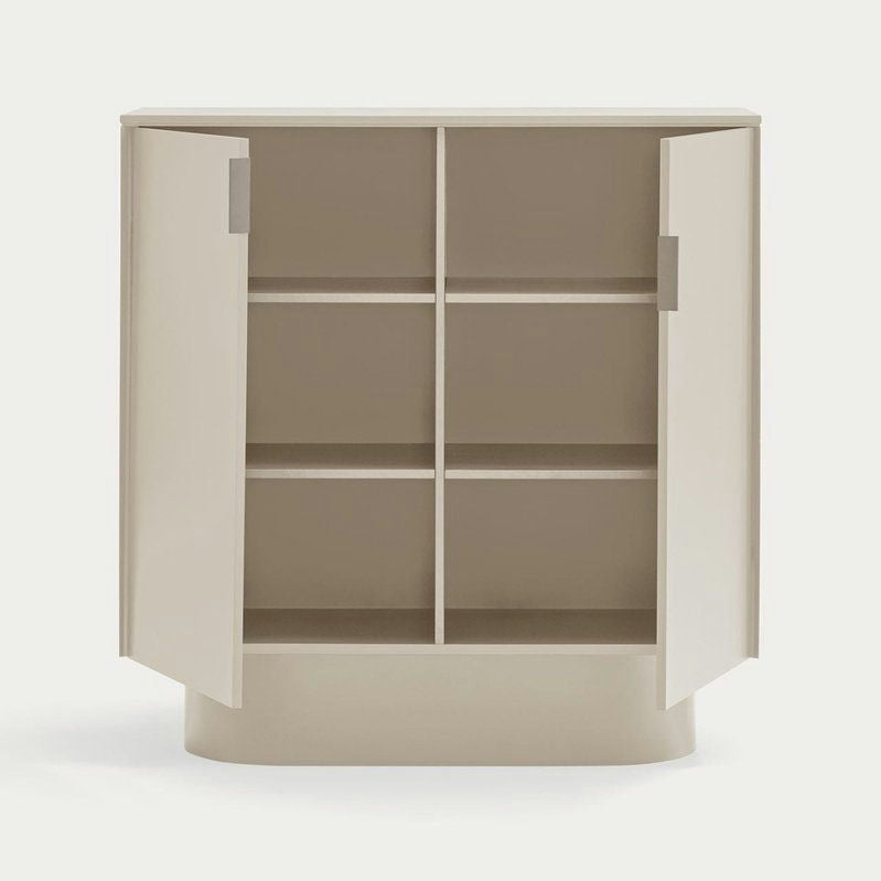 El Aparador moderno con Puertas Totem 2P es un mueble beige con sus dos puertas abiertas que muestran seis estantes rectangulares vacíos, encarnando soluciones de almacenaje modernas y minimalistas.