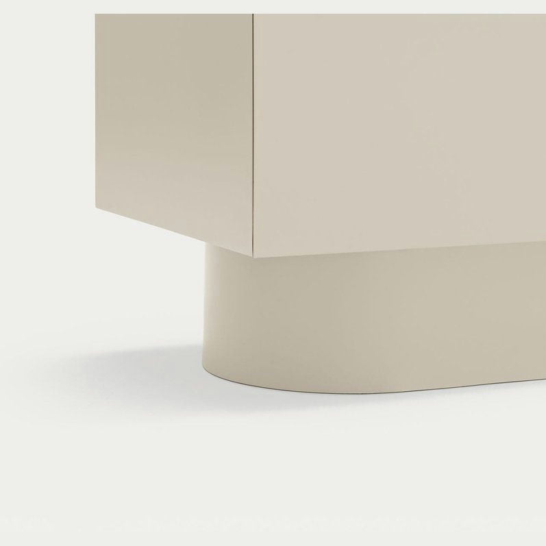 Primer plano de una mesa minimalista beige con base redonda y bordes superiores rectangulares afilados, similar al Aparador moderno con Puertas Totem 2P, colocada sobre una superficie blanca.