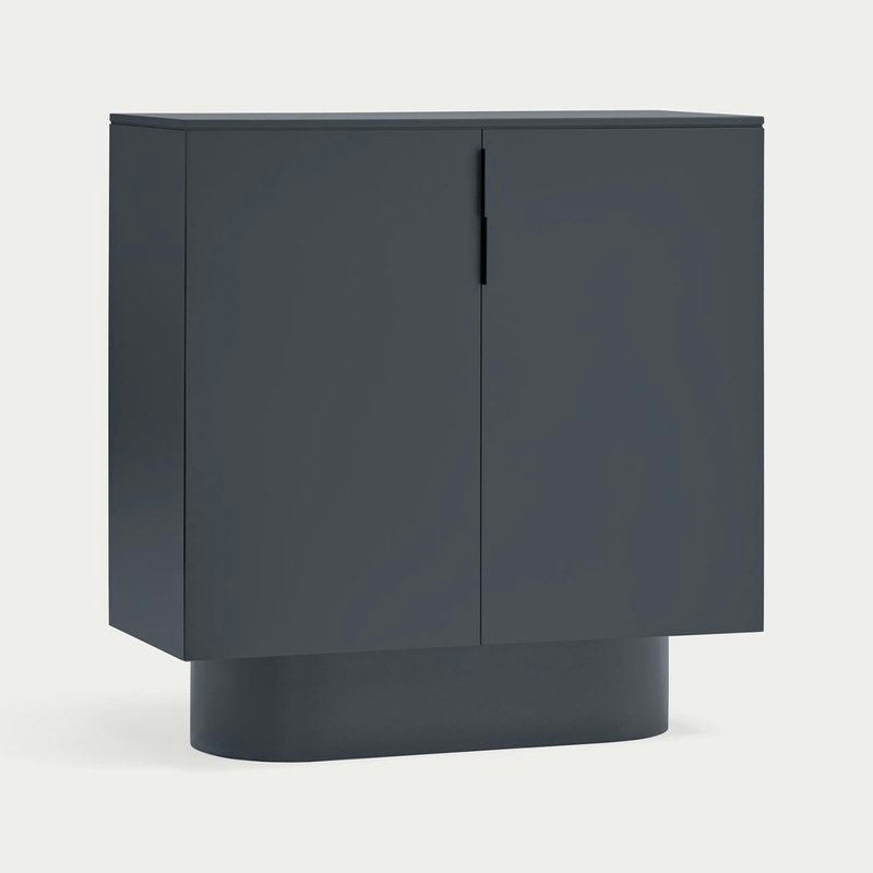 El Aparador moderno con Puertas Totem 2P es un mueble gris oscuro con dos puertas y base redondeada, perfecto para diseños minimalistas sobre fondos claros.