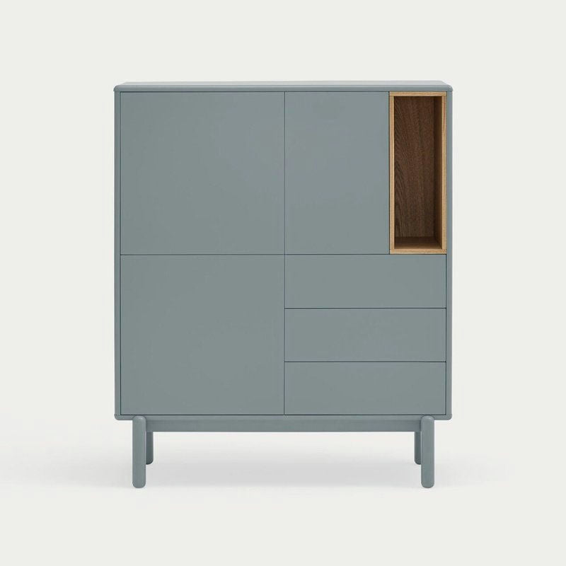 El Mueble Auxiliar con Puertas y Cajones Corvo 3P3C es un mueble moderno y minimalista con acabado en gris. Tiene dos puertas, tres cajones y un estante abierto con detalles en madera, lo que ofrece un almacenamiento innovador y se integra perfectamente con cualquier decoración contemporánea.