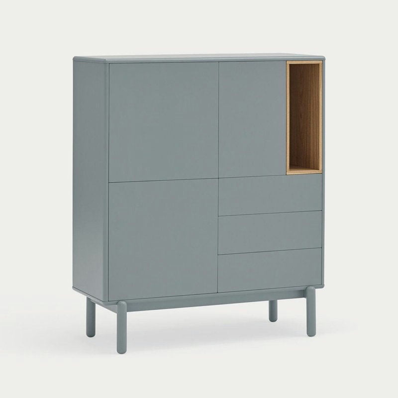 El Mueble Auxiliar con Puertas y Cajones Corvo 3P3C es un mueble verde claro con cuatro puertas, tres cajones y un compartimento de madera abierto en la parte superior derecha, que proporciona un almacenamiento innovador para tu decoración contemporánea.
