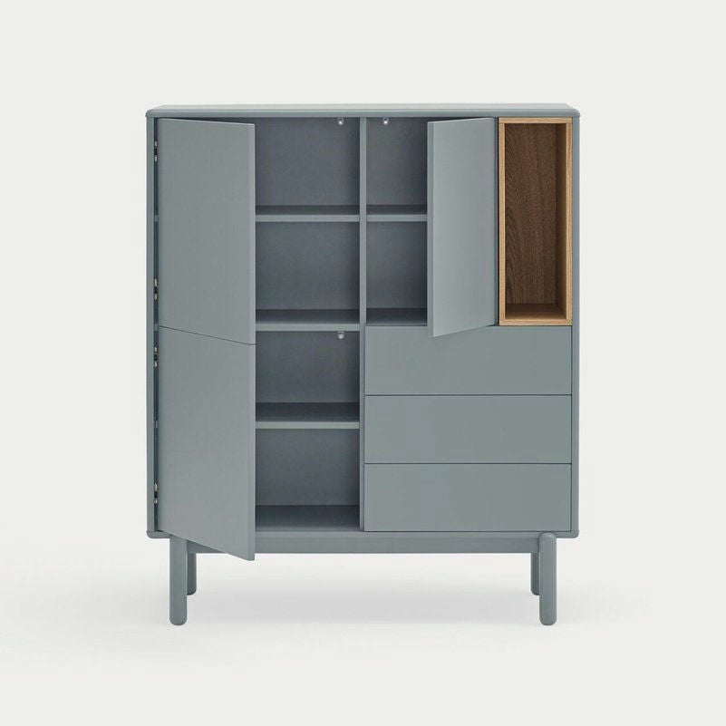 El Mueble Auxiliar con Puertas y Cajones Corvo 3P3C es un gabinete gris claro minimalista con almacenamiento abierto y cerrado, elegantes detalles de madera para una decoración contemporánea, almacenamiento innovador con múltiples estantes y cajones, que se apoya elegantemente sobre cuatro patas resistentes.