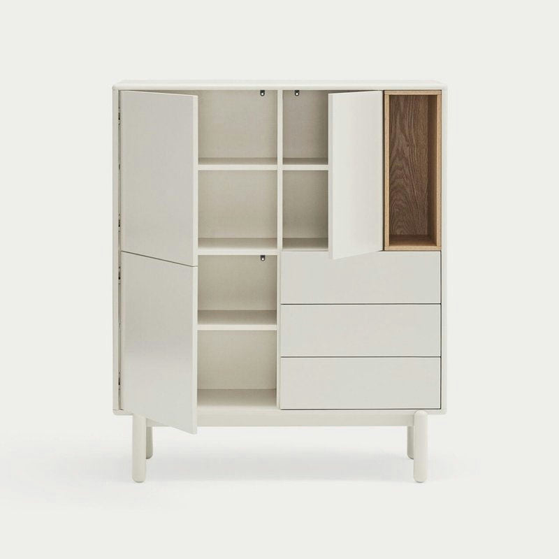 El mueble auxiliar con puertas y cajones Corvo 3P3C es un mueble blanco minimalista que presenta una decoración contemporánea, con múltiples estantes, tres cajones y dos puertas abiertas que revelan un interior con un elegante acento de madera.