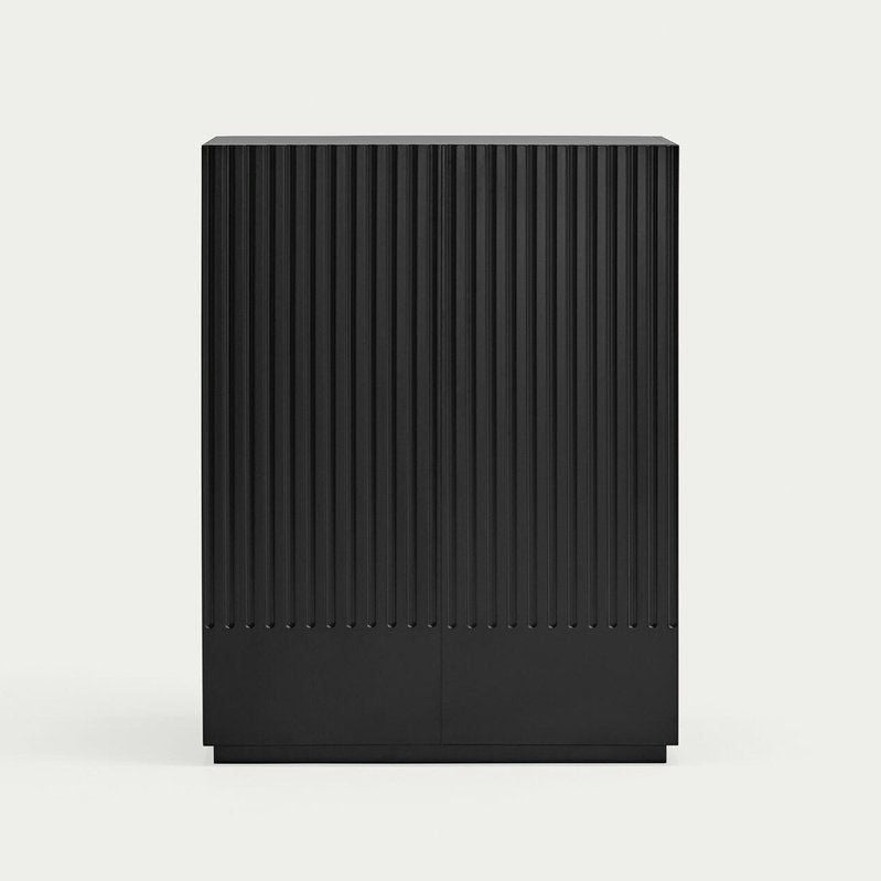 El Aparador pequeño con puertas Doric 2P2C es un elegante mueble negro con ranuras verticales que contrasta con gracia con un fondo de color claro. Este mueble auxiliar combina funcionalidad y estilo, perfecto para cualquier espacio moderno.