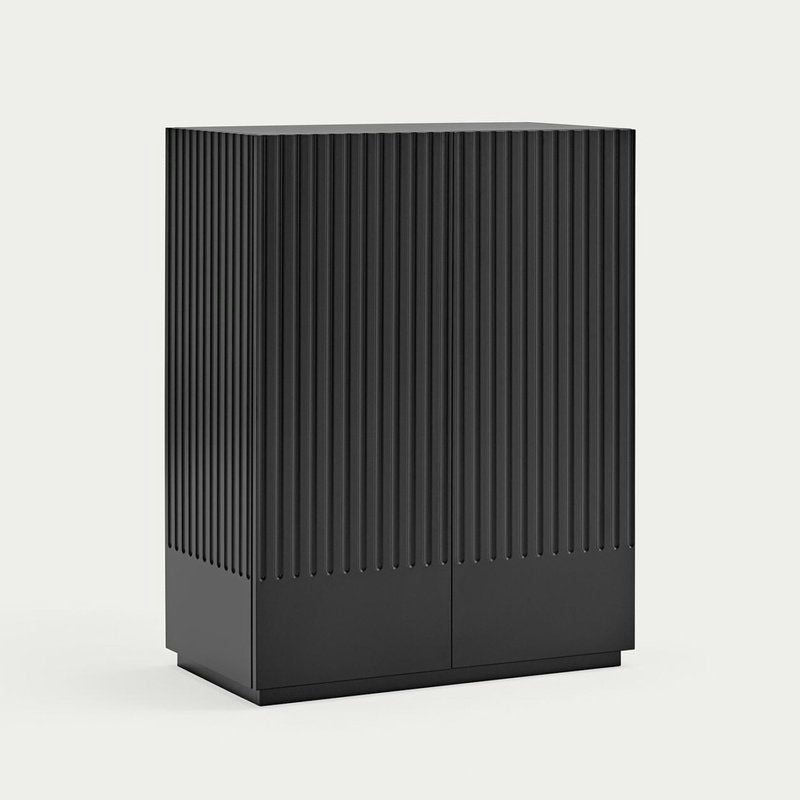 El Aparador pequeño con Puertas Doric 2P2C es un elegante mueble auxiliar negro con ranuras verticales y elegantes Puertas Doric, todo en forma rectangular sobre un fondo claro.