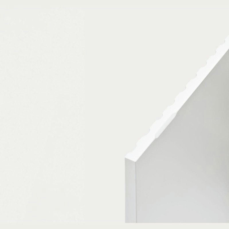 Primer plano de un panel blanco con borde ondulado, que captura el elegante diseño del Aparador pequeño con Puertas Doric 2P2C, sobre un fondo gris claro.