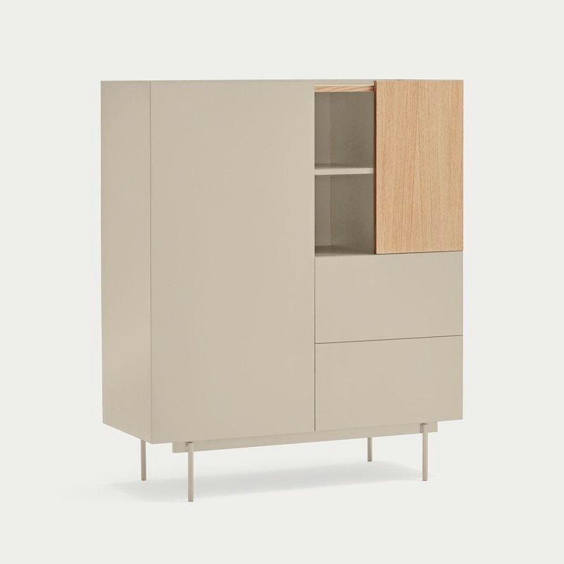 El Aparador pequeño con Puertas Otto 2P2C de Cambres Design es un sencillo gabinete beige con un diseño moderno, patas de metal, dos compartimentos cerrados y una sección abierta con un panel de madera, ideal para agregar funcionalidad elegante a cualquier espacio.