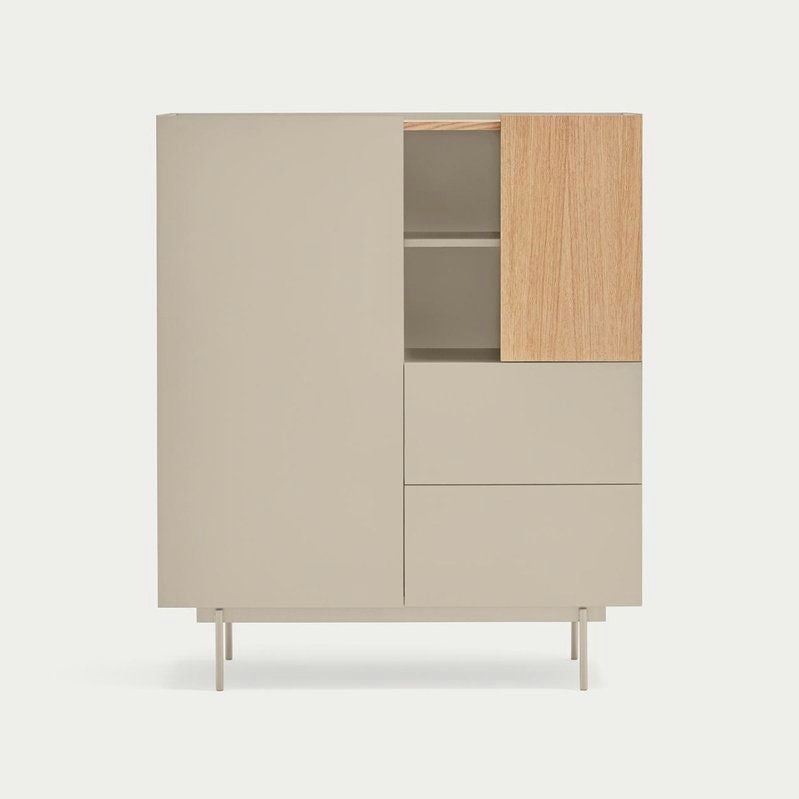 El Aparador pequeño con Puertas Otto 2P2C es un mueble moderno y minimalista con detalles en beige claro y madera, que cuenta con dos cajones y un área de estante superior parcialmente abierta, perfecto para cualquier espacio.