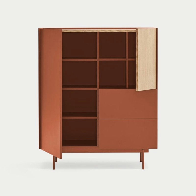El Aparador pequeño con Puertas Otto 2P2C es un armario marrón moderno y minimalista que presenta compartimentos abiertos y una puerta parcialmente abierta con estantes adicionales, combinando un diseño elegante y soluciones de almacenamiento prácticas.