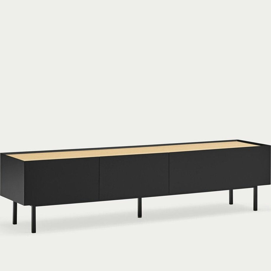Descubra el Mueble TV Arista 1P2C, un diseño elegante con un toque moderno. Este mueble minimalista de color negro cuenta con tres compartimentos, una superficie de color claro y seis patas delgadas, que ofrecen un almacenamiento sofisticado para su sala de estar.