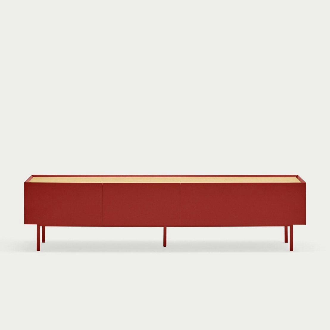 El Mueble TV Arista 1P2C es un aparador moderno rojo con tres compartimentos, que incorpora un almacenamiento sofisticado, sobre un fondo blanco liso.