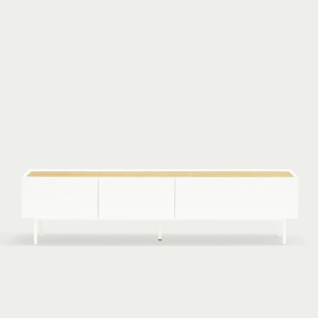 El Mueble TV Arista 1P2C es un aparador minimalista blanco con tres compartimentos y una superficie de madera clara que encarna un diseño moderno. Ideal para un almacenamiento sofisticado, se presenta sobre un fondo gris claro liso.