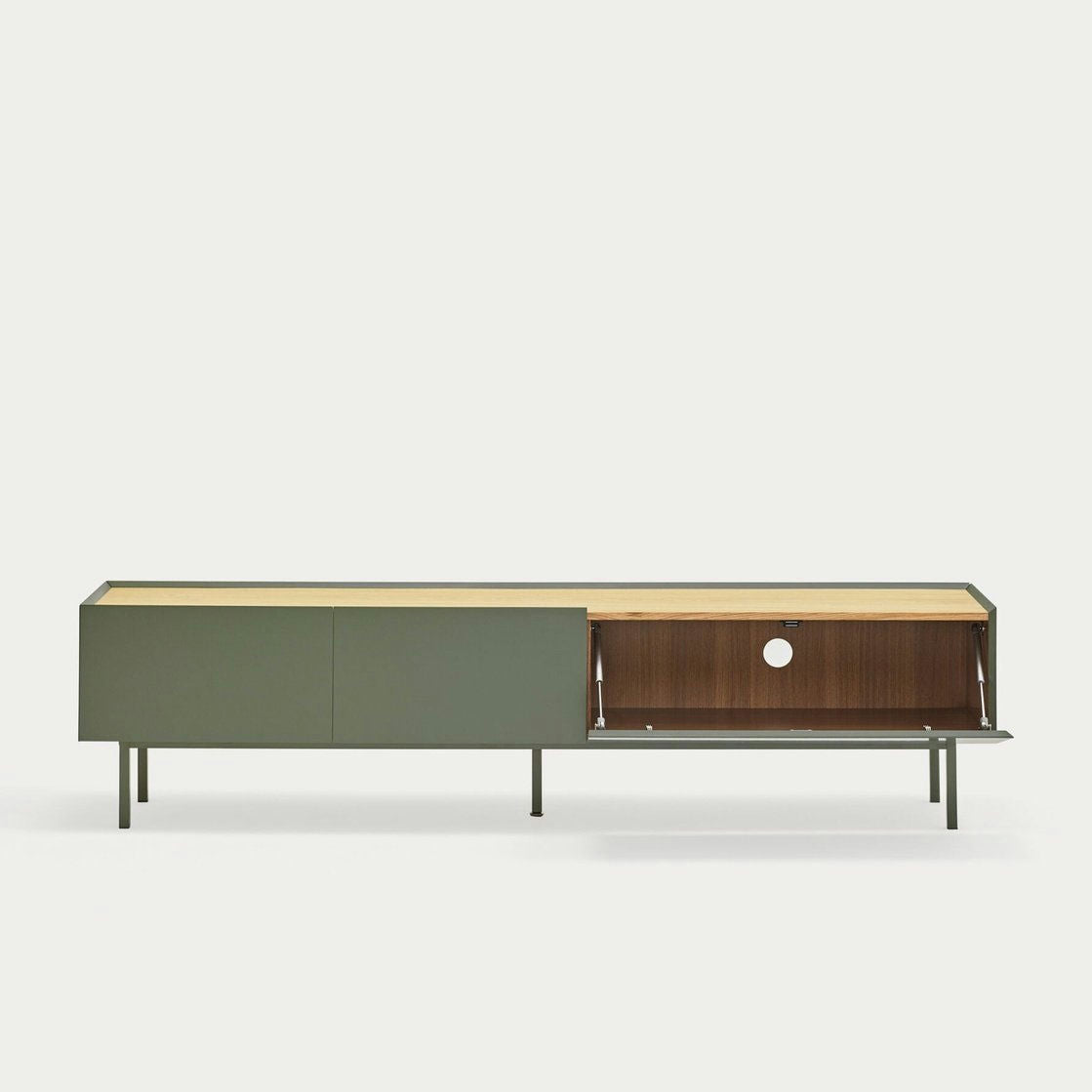 El Mueble de TV Arista 1P2C es un mueble de TV verde minimalista con una cubierta de madera, patas delgadas, una sección abierta que revela un almacenamiento sofisticado, un orificio para cables y un diseño moderno.