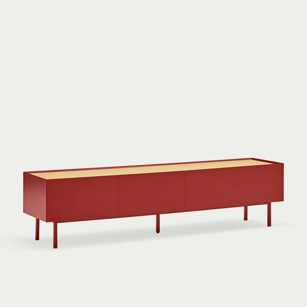 El Mueble TV Arista 1P2C es un aparador minimalista de color rojo, ideal como mueble para TV. Presenta un diseño moderno con tres compartimentos y se sostiene elegantemente sobre cuatro patas para ofrecer un almacenamiento sofisticado sobre un fondo sencillo.