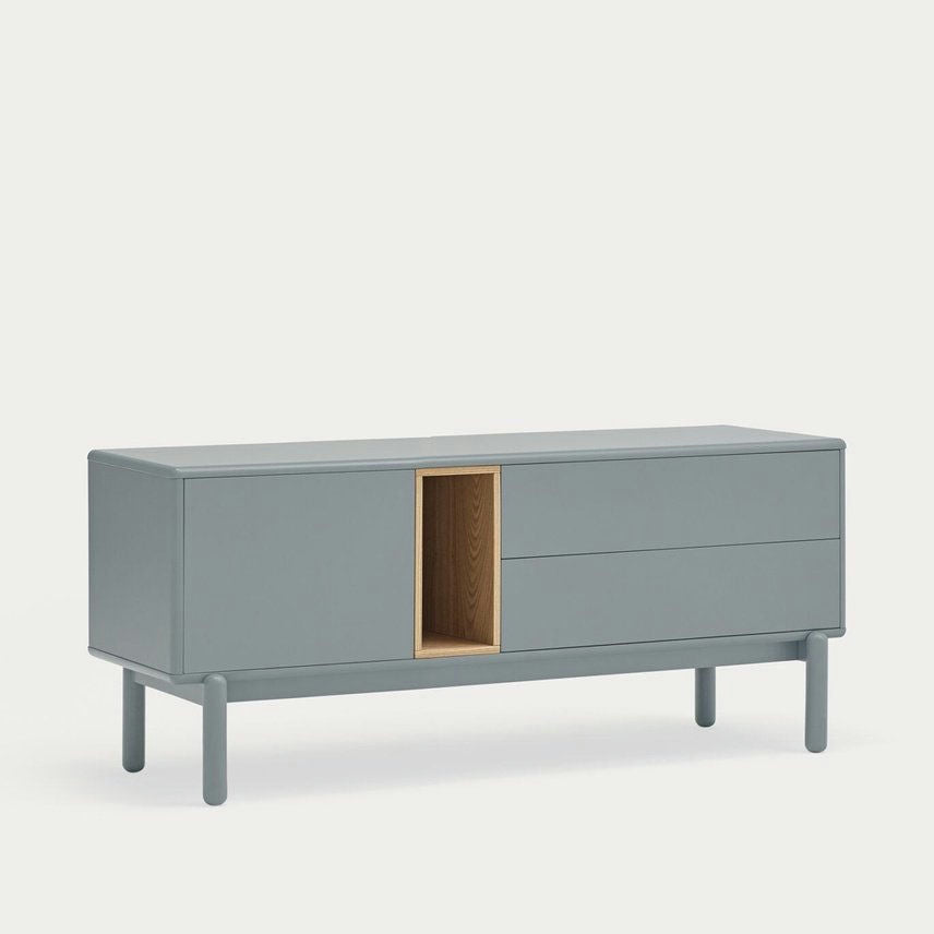 El Mueble TV Corvo 1P2C es un aparador minimalista de color verde con un diseño contemporáneo. Cuenta con un compartimento central abierto de madera, una puerta en el lado izquierdo, dos cajones en el lado derecho y se apoya sobre cuatro patas, lo que proporciona un almacenamiento funcional para espacios modernos.