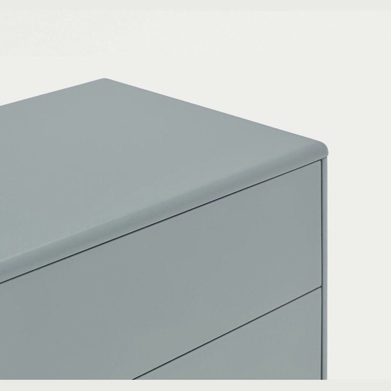 Primer plano del Mueble TV Corvo 1P2C, un mueble esquinero gris, minimalista, que cuenta con dos cajones visibles que ejemplifican el almacenamiento funcional.