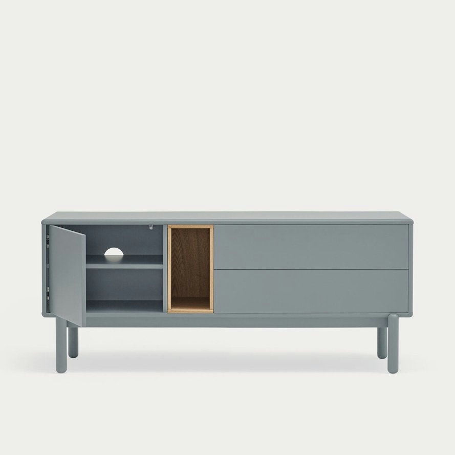 El Mueble TV Corvo 1P2C es un aparador minimalista de color gris con un mueble abierto y dos cajones cerrados para un almacenamiento funcional. Se alza elegantemente sobre cuatro patas sobre un fondo blanco, lo que encarna el diseño contemporáneo.