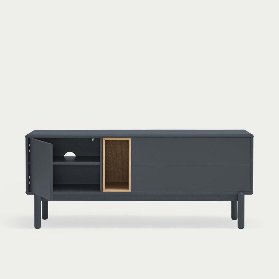 El Mueble TV Corvo 1P2C presenta un diseño contemporáneo con dos cajones cerrados, un gabinete abierto a la izquierda y un estante central de madera abierto, que brinda almacenamiento funcional para su espacio de vida moderno.