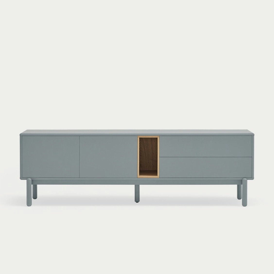 El Mueble TV Corvo 2P2C es un aparador moderno y minimalista en color verde azulado claro con una sección central rectangular de madera abierta. Se apoya sobre cuatro patas y tiene superficies lisas, lo que lo convierte en un mueble de TV ideal o una solución de almacenamiento versátil para cualquier habitación.