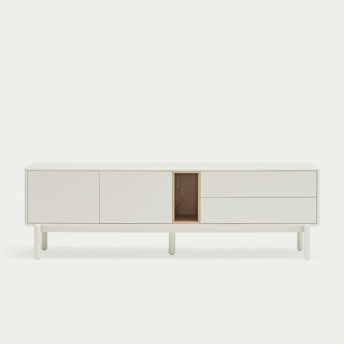 El Mueble TV Corvo 2P2C es un aparador minimalista blanco que ofrece un diseño contemporáneo con dos puertas, un estante central abierto de madera y dos cajones para un almacenamiento versátil. Sobre un fondo liso, funciona también como un elegante Mueble TV.