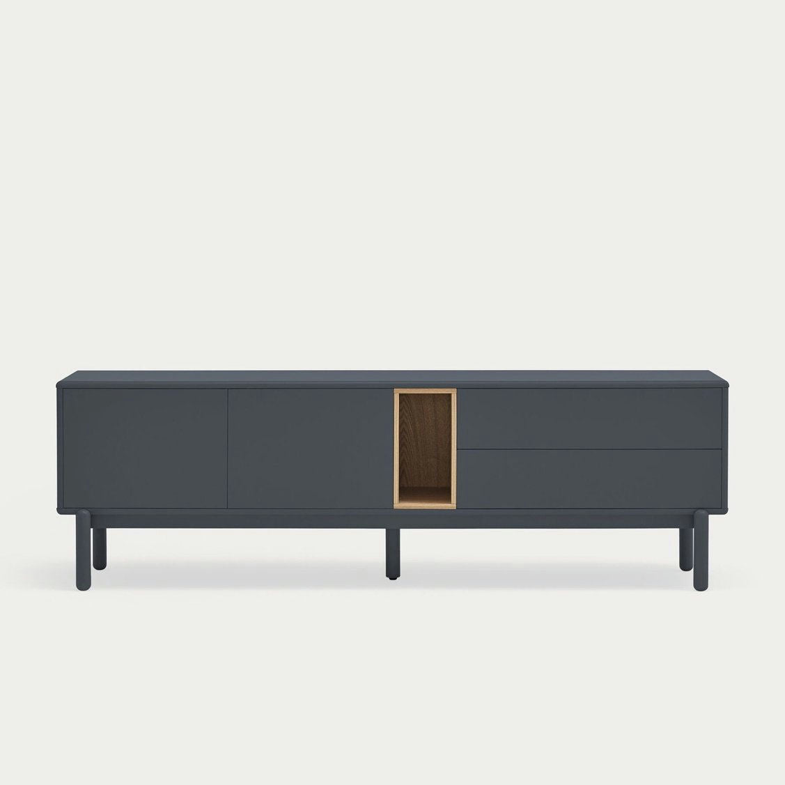 El Mueble TV Corvo 2P2C es un aparador elegante y moderno de color gris oscuro que cuenta con tres compartimentos y un espacio central con detalles de madera. Representa el diseño contemporáneo con su elegante diseño de cuatro patas, lo que lo hace ideal para un almacenamiento versátil con estilo sobre un fondo sencillo.