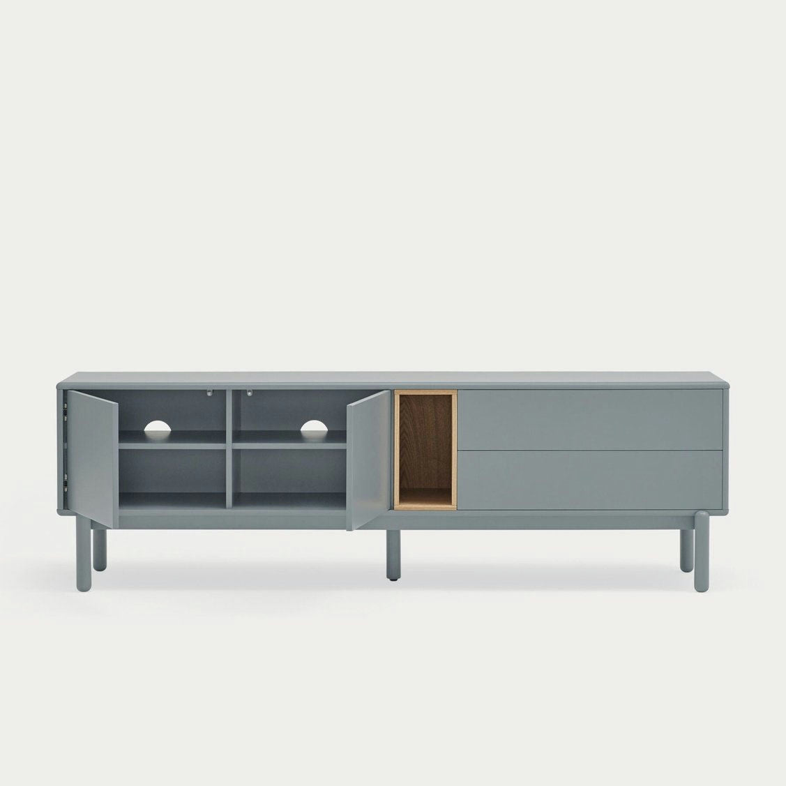 El Mueble TV Corvo 2P2C es un aparador gris moderno y minimalista con estantes abiertos, detalles de madera y patas redondas. Ofrece un almacenamiento versátil y se integra perfectamente en cualquier diseño contemporáneo.