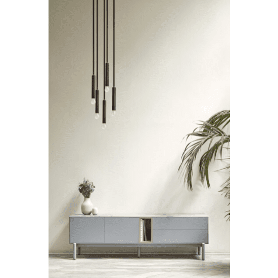 Una habitación minimalista exhibe el Mueble TV Corvo 2P2C para un almacenamiento versátil, un jarrón con flores secas, una lámpara colgante negra y una planta en maceta contra una pared blanca, creando un aura de diseño contemporáneo.