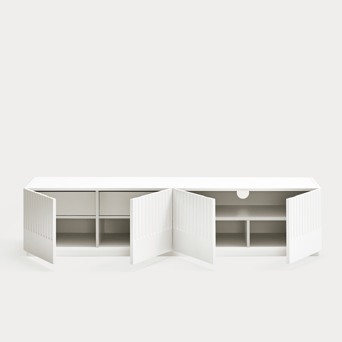 El Mueble de TV Doric 4P2C es un mueble de TV blanco y moderno con puertas de armario abiertas y estantes para un almacenamiento funcional. Su diseño clásico añade un toque atemporal sobre un fondo blanco liso.