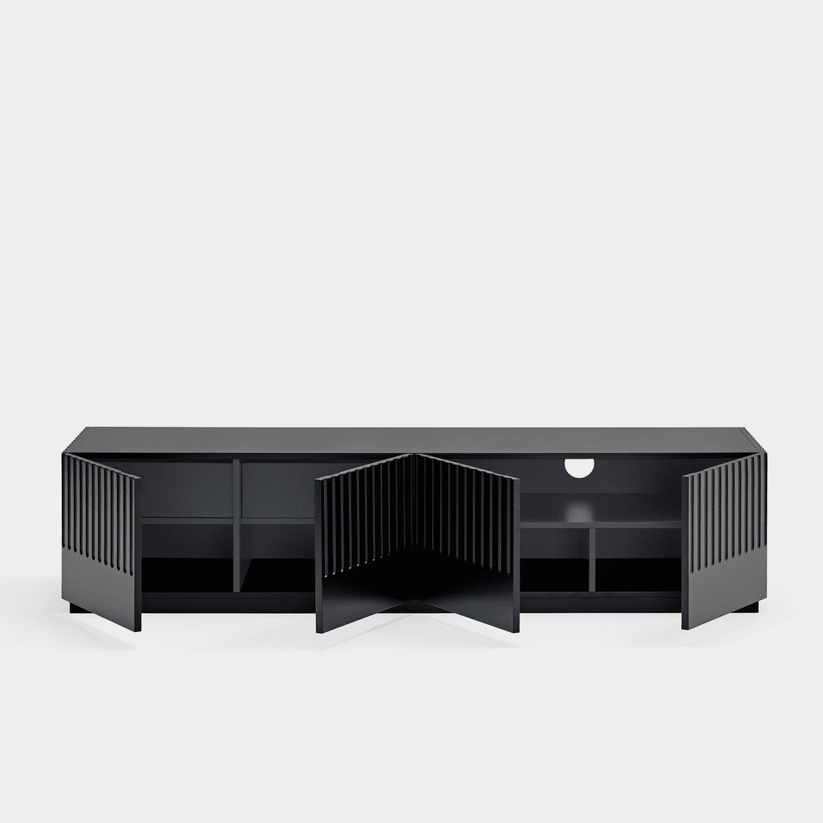 El Mueble TV Doric 4P2C es una consola multimedia negra con puertas de listones abiertos que revelan estantes interiores y ofrece un diseño clásico. Combina a la perfección el almacenamiento funcional con un fondo sencillo, perfecto para quienes aprecian tanto el estilo como la utilidad en sus espacios habitables.