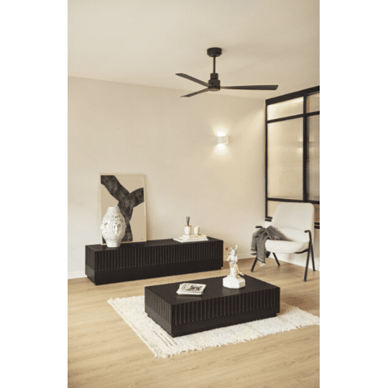 En una habitación minimalista con una silla blanca, una mesa de café negra y una consola, el Mueble TV Doric 4P2C se integra a la perfección para ofrecer un almacenamiento funcional. El arte y la decoración acentúan el encanto del piso de madera, mientras que una gran ventana con persianas realza los tonos neutros y el diseño clásico del espacio.