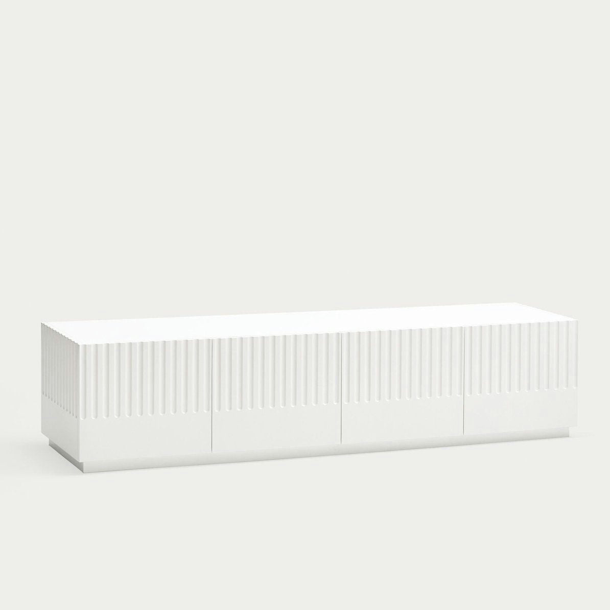 El Mueble TV Doric 4P2C es un aparador minimalista blanco con ranuras verticales en los paneles frontales, lo que le da un aspecto de diseño clásico. Con un fondo gris claro, es perfecto para agregar almacenamiento elegante y funcional a cualquier espacio de estar moderno.