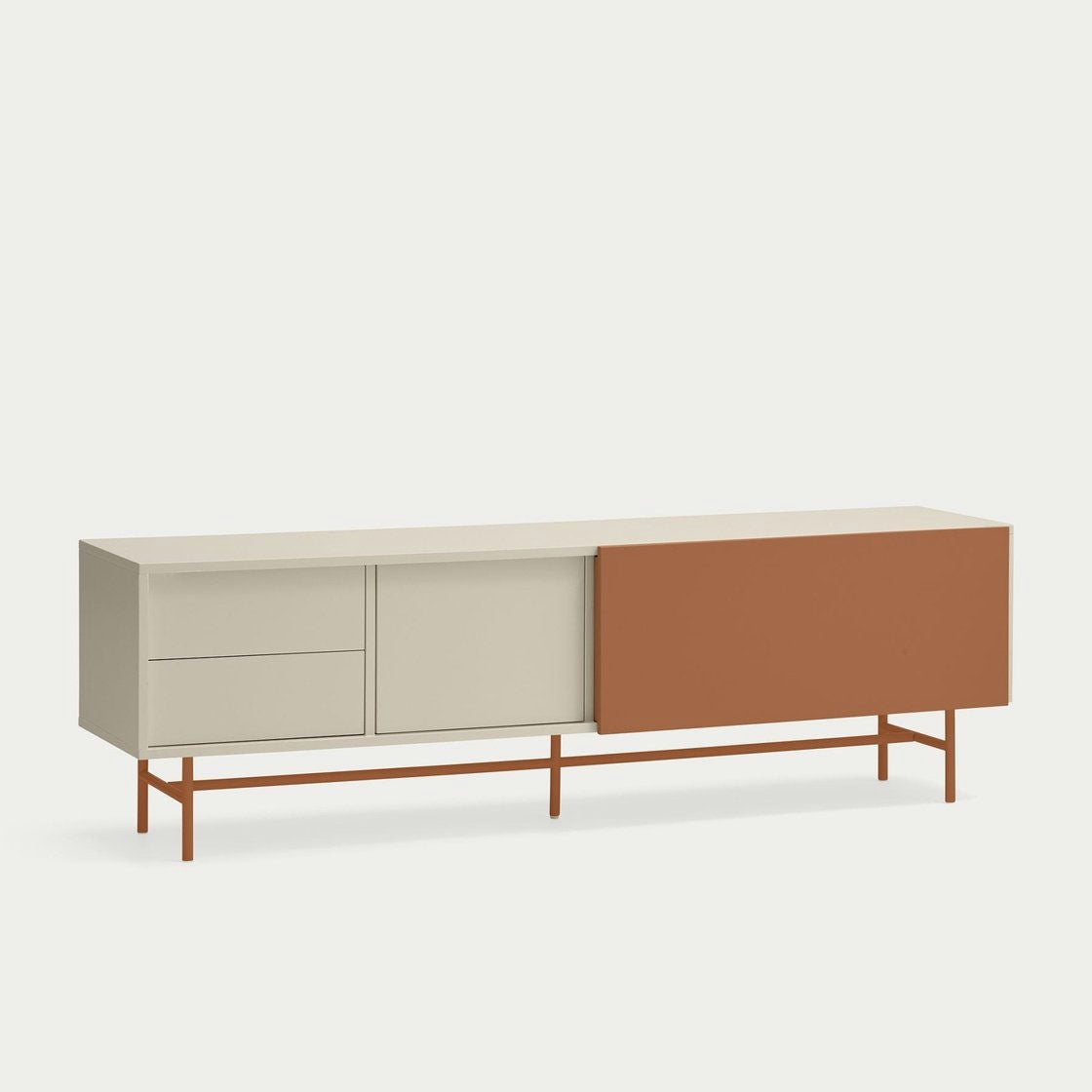 Aparador moderno con dos cajones, puerta corredera sobre patas finas, en tonos beige y óxido. Este diseño exclusivo ofrece una personalización única para adaptarse a su espacio, haciendo eco de la elegancia del Mueble TV Nube 2P2C.