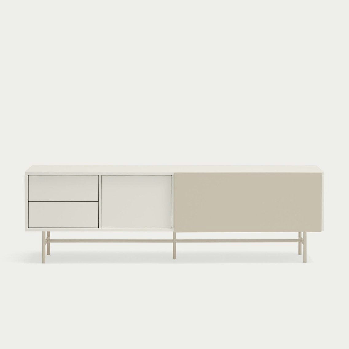 El Mueble TV Nube 2P2C es un aparador minimalista en color beige y blanco, que cuenta con dos cajones, un mueble cerrado y una gran puerta corredera sobre esbeltas patas, ofreciendo un diseño exclusivo para tu espacio de estar.